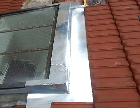 Pose de fenêtre de toit Velux sur couverture existante